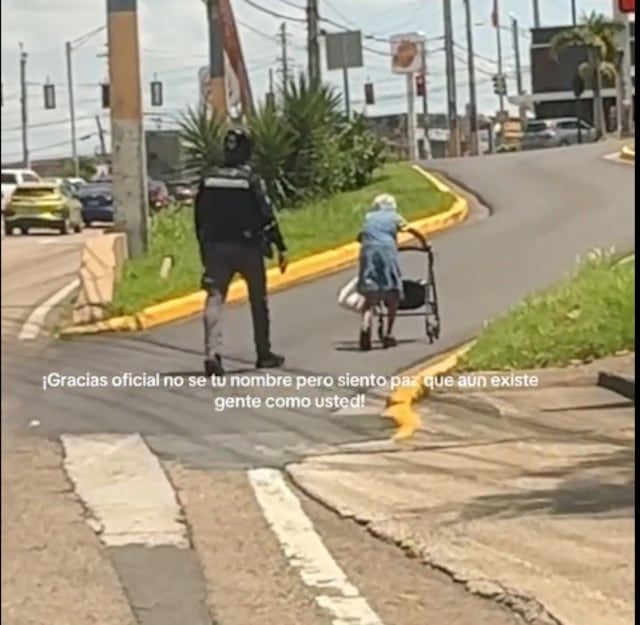 VIDEO: Oficial de la Policía es aplaudido por ayudar a una adulta mayor que cruzaba la carretera