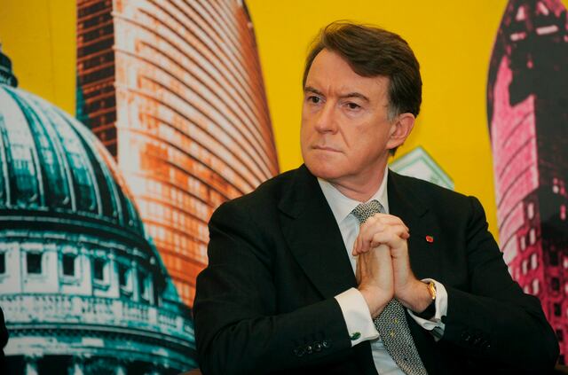 Detienen al exembajador británico en EE. UU. Peter Mandelson por vínculos con Jeffrey Epstein