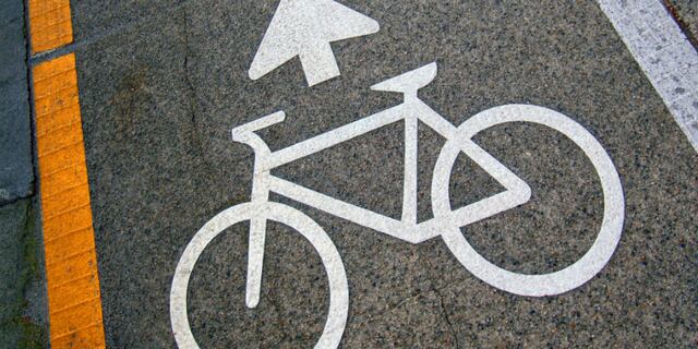 Convierten en ley medida que protege a ciclistas
