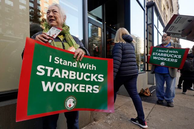 Miles de trabajadores de Starbucks en EEUU paralizan labores