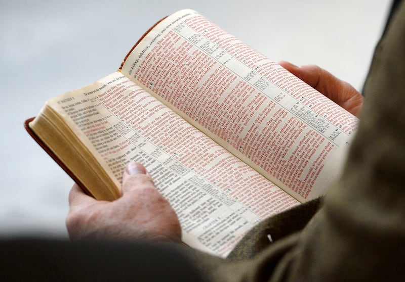 Una Biblia es leída en voz alta en el Capitolio de Utah. (Steve Griffin/The Salt Lake Tribune vía AP)