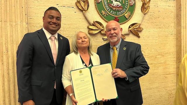 Reconocen a madre con trasplante de médula ósea en la Cámara de Representantes
