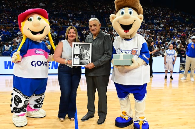 Flor Meléndez recibe reconocimiento durante juego de los Vaqueros de Bayamón