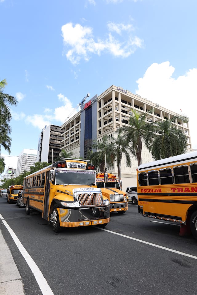 Advierten que 18 mil estudiantes podrían quedarse sin transportación en enero