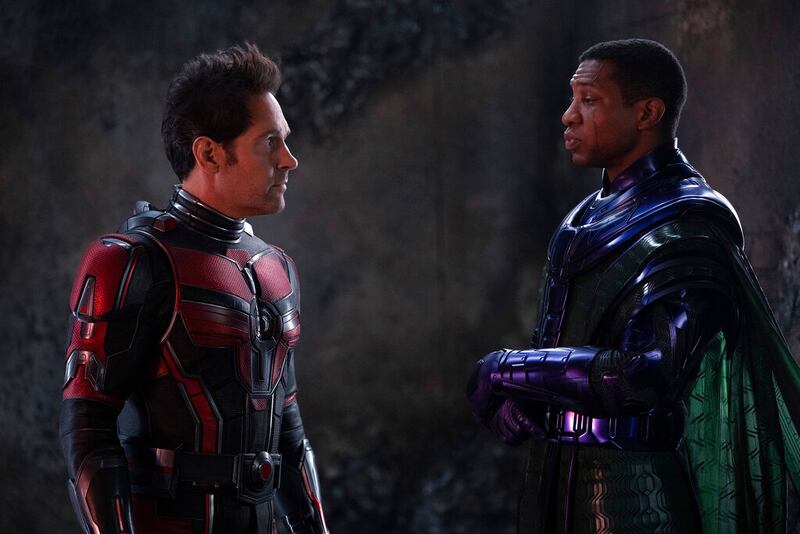 En esta imagen proporcionada por Disney, Paul Rudd, izquierda, y Jonathan Majors en una escena de 