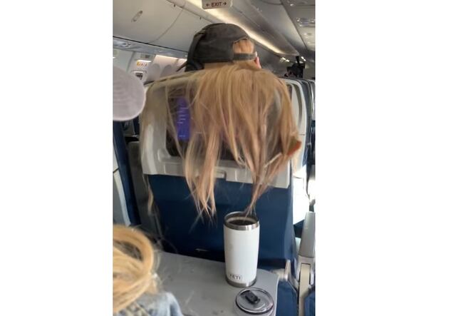 Video: le pega chicle en el pelo a pasajera en pleno vuelo por no respetar su espacio