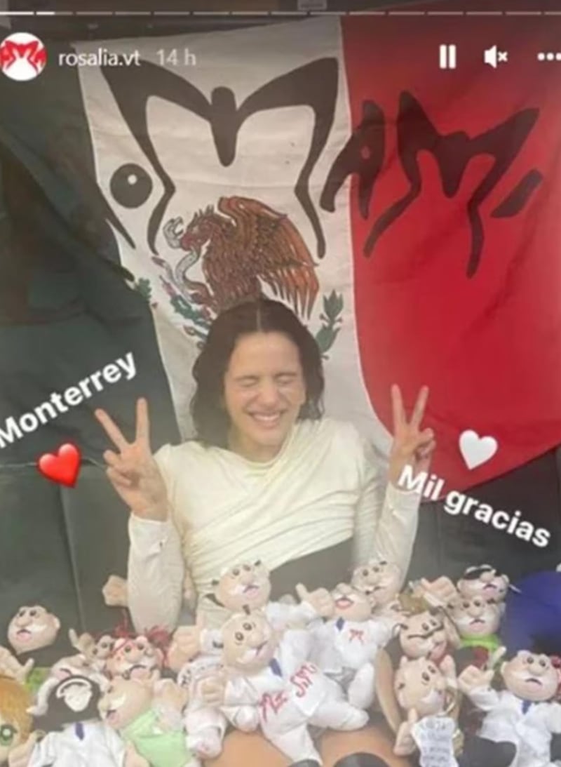 Rosalía mostró una bandera de México alterada con su logo