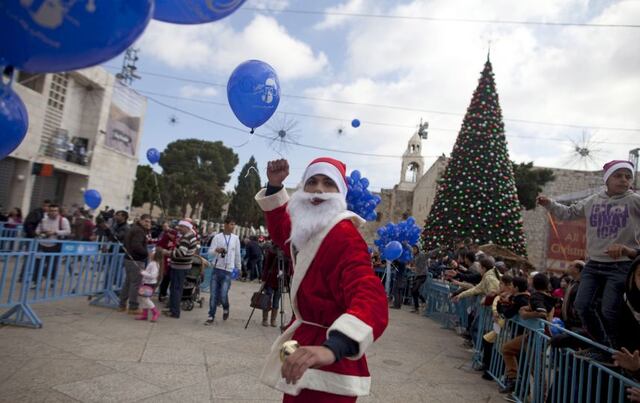 Santa Claus visita zonas de guerra para regalar alegría a los niños