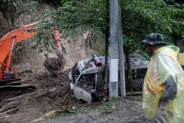 Más de 80 desaparecidos por deslizamiento de tierra en Indonesia