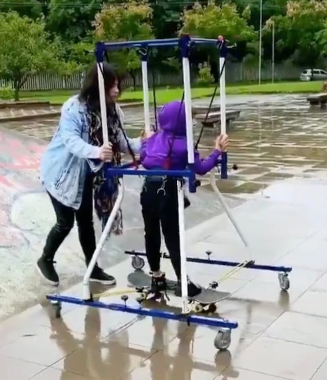 (Video) ¡Amor de madre! Le cumplió el sueño a su hijo con parálisis cerebral de montar en patineta