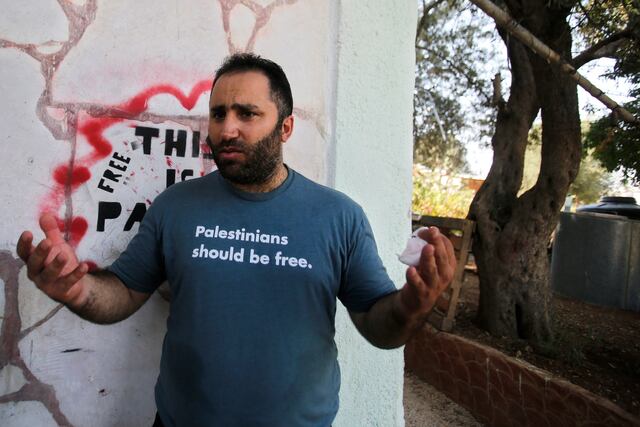 Militares israelíes expulsan de su casa a destacado activista palestino