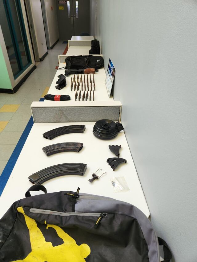 Arrestan a seis personas y ocupan armas en allanamientos en Ponce