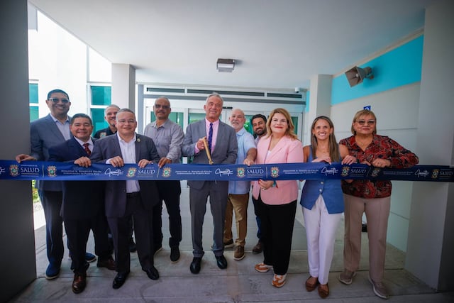 Inaugura Centro de Salud de Vieques junto a secretario de Salud federal