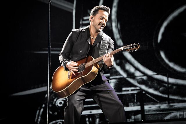 Luis Fonsi y Feid disfrutan de las Fiestas de la Calle San Sebastián