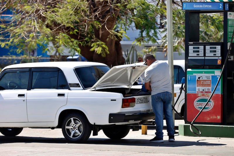 Una persona abastece con combustible un vehículo este 19 de febrero de 2026 en La Habana (Cuba). EFE/ Ernesto Mastrascusa
