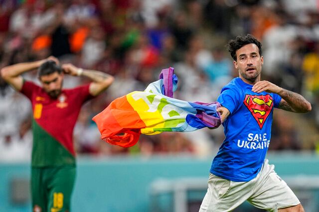 Manifestante entra al partido de Uruguay y Portugal con bandera LGBT