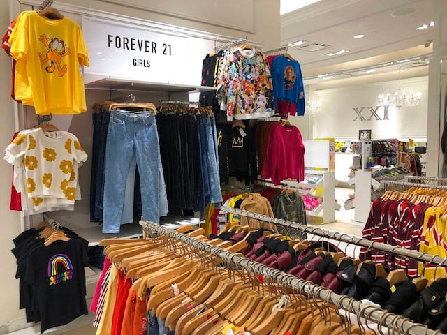 Bancarrota de Forever 21 refleja nuevos gustos de jóvenes