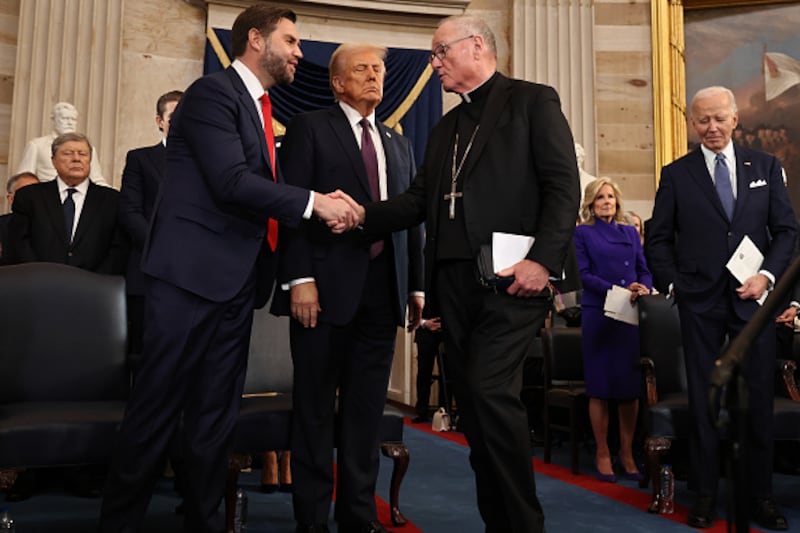 El vicepresidente J.D. Vance y Donald Trump, saludan al cardenal Timothy M. Dolan después de que este pronunciara la invocación durante las ceremonias de inauguración en la Rotonda del Capitolio de los Estados Unidos el 20 de enero pasado.