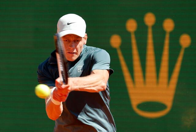 Jannik Sinner supera molestias físicas y avanza a cuartos en Montecarlo