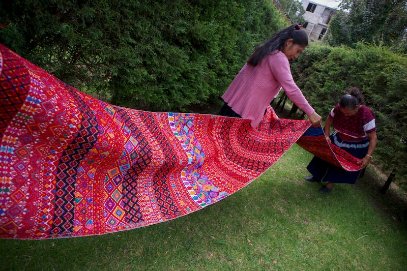 Indígenas artesanas tsotsiles muestran sus tejidos este viernes, en San Cristóbal de las Casas, Chiapas (México). EFE/ Vanessa García Blanca