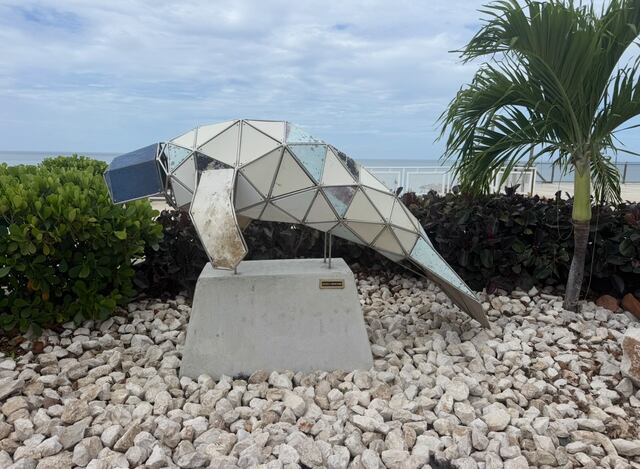 Salinas presenta nuevo monumento a los manatíes creado con piezas de desechos de barcos