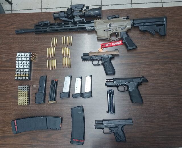 Arrestan a padre e hijo por disparar al aire en Corozal; le ocuparon pistolas y un rifle