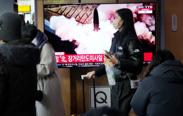 Corea del Norte dispara presunto misil balístico de largo alcance hacia el mar