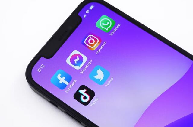 El significado del emoji del celular con una flecha en WhatsApp