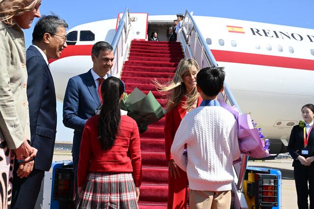 Juez imputa cuatro delitos a la esposa del presidente español y Sánchez pide que “la justicia haga justicia”
