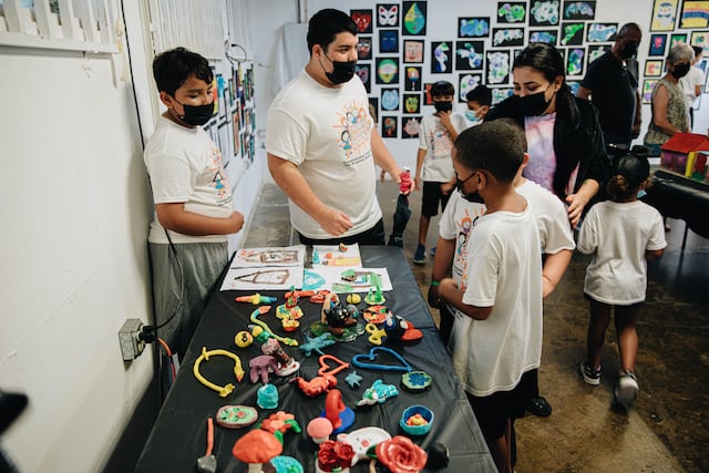 Niños presentan sus obras de arte en exhibición en comunidad Puente Blanco de Cataño