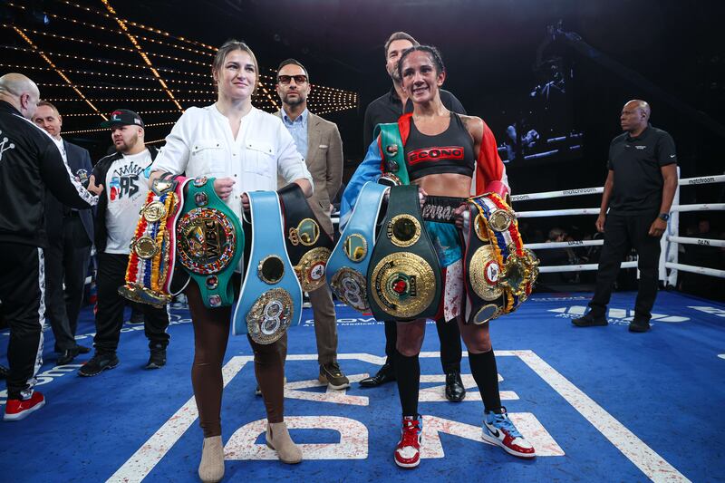 4 de febrero de 2023; Nueva York, Nueva York, EE. UU.; Amanda Serrano y Katie Taylor posan para las fotos después de la victoria de Serrano sobre Erika Cruz por el Campeonato Mundial Indiscutible de Peso Pluma después de su pelea en el Teatro Hulu en el Madison Square Garden en Nueva York, Nueva York. Crédito obligatorio: Ed Mulholland/Matchroom.