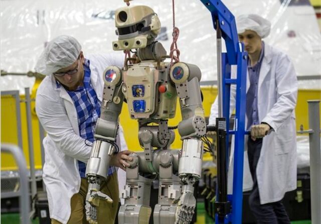 Soyuz con un robot a bordo llega a la Estación Espacial Internacional