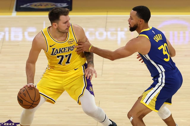Stephen Curry y Luka Doncic lideran las ventas de camisetas en la NBA a mitad de temporada