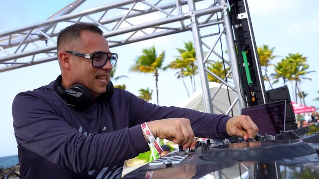 Caribe Hilton despide el verano con una fiesta frente al mar junto a Iván Robles