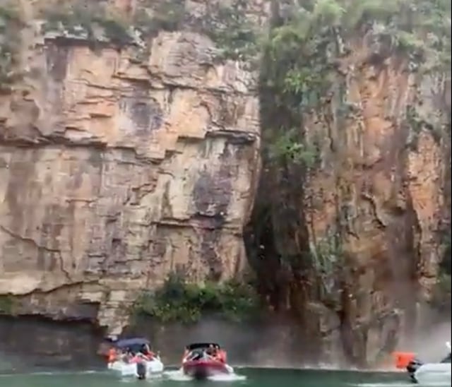 Mira el vídeo: Desprendimiento de una roca en un lago de Brasil deja al menos un muerto y 15 heridos