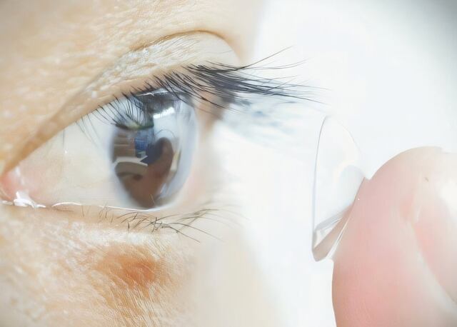 Lanzan lentes de contacto que corrigen astigmatismo y presbicia al mismo tiempo