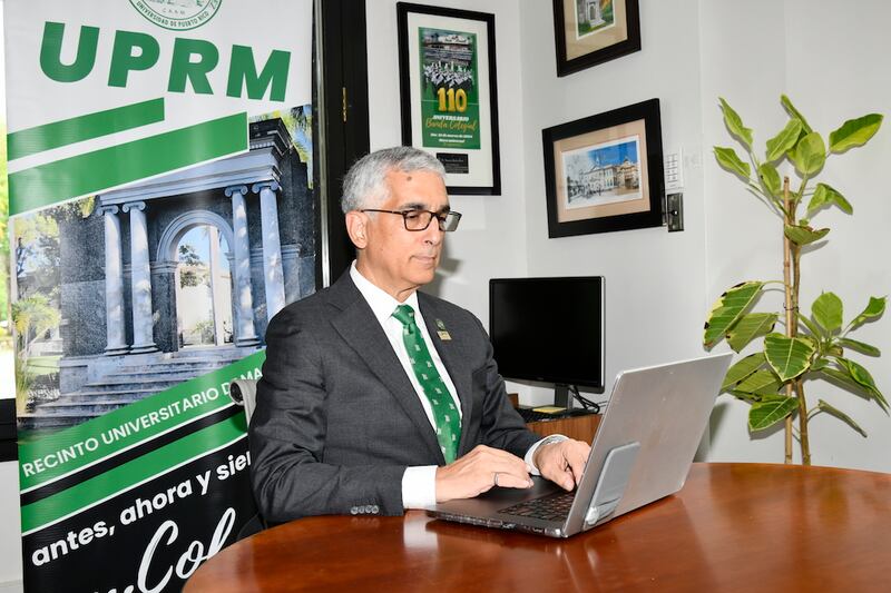 El rector del RUM, Agustín Rullán Toro, rechazó un proyecto para jóvenes de escasos recursos porque las descargas docentes sumarían $1.4 millones, superando la subvención solicitada a NSF de $1.2 millones.