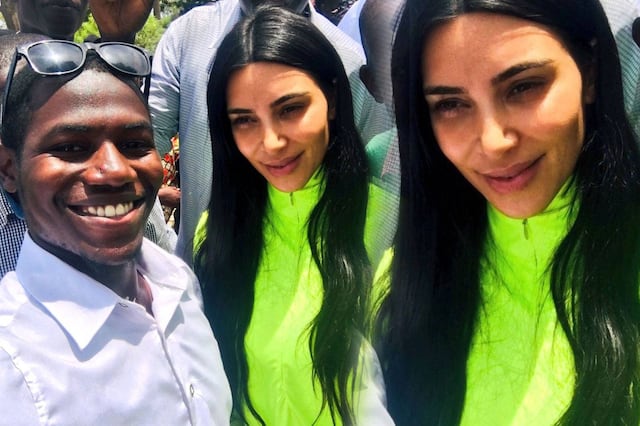 Fanático agarra desprevenida a Kim Kardashian sin una gota de maquillaje
