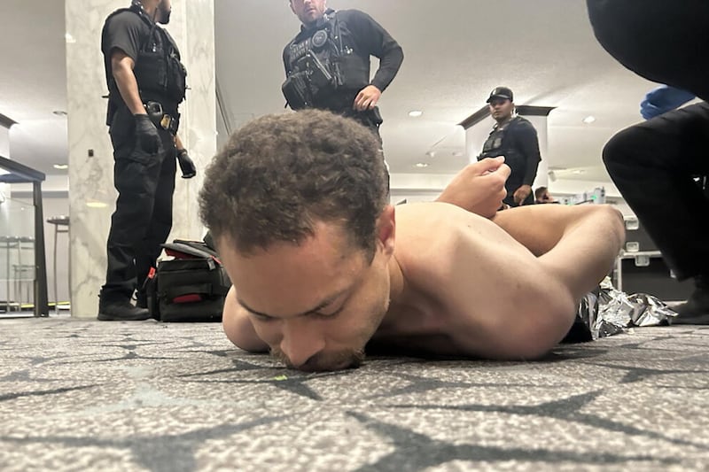 Fotografía difundida en la cuenta oficial @realDonaldTrump de la red social Truth del presidente de los Estados Unidos, Donald Trump, donde se muestra al supuesto tirador arrestado por agentes del Servicio Secreto este sábado, luego de que se reportaran aparentes disparos durante la cena anual de la Asociación de Corresponsales de la Casa Blanca (WHCA) en Washington (Estados Unidos).