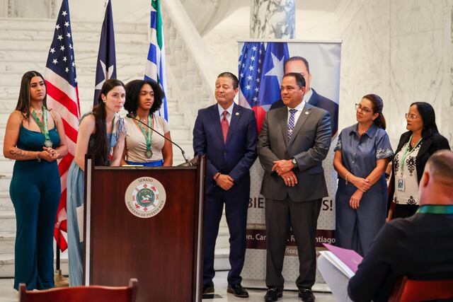 Reconocen a las Lancheras de Cataño en el Senado