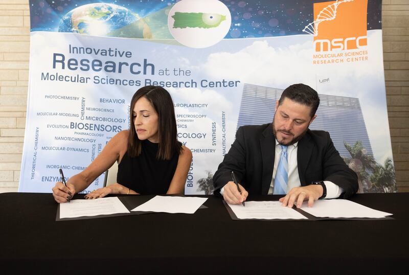 La licenciada Karen Mojica Franceschi y el doctor Eduardo Nicolau López cimentan acuerdo para fomentar investigación local.