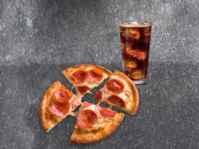 Pizzería de Alaska ofrece entregas a domicilio vía aérea