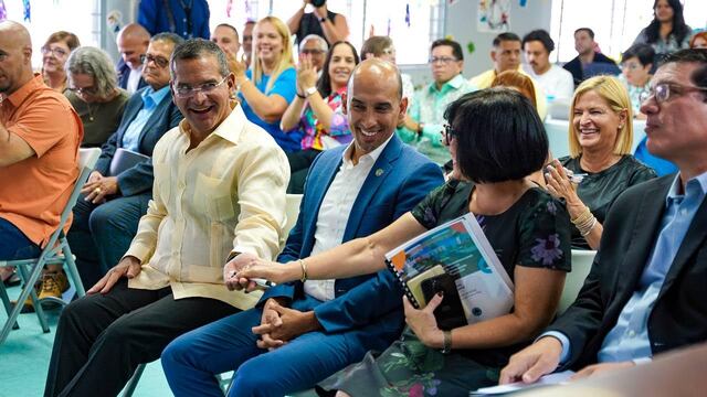 Gobernador presenta plan para la descentralización del Departamento de Educación