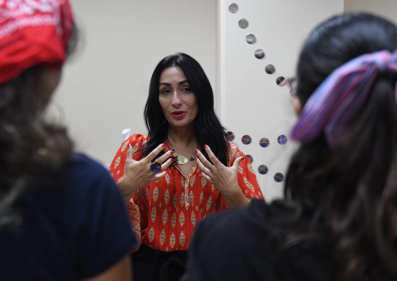 La doctora Elithet Silva Martínez es catedrática de la Escuela Graduada de Trabajo Social Beatriz Lasalle, de la Universidad de Puerto Rico en Río Piedras, y coeditora del libro Narrativas de lucha: mujeres inmigrantes y violencias de género en Puerto Rico.