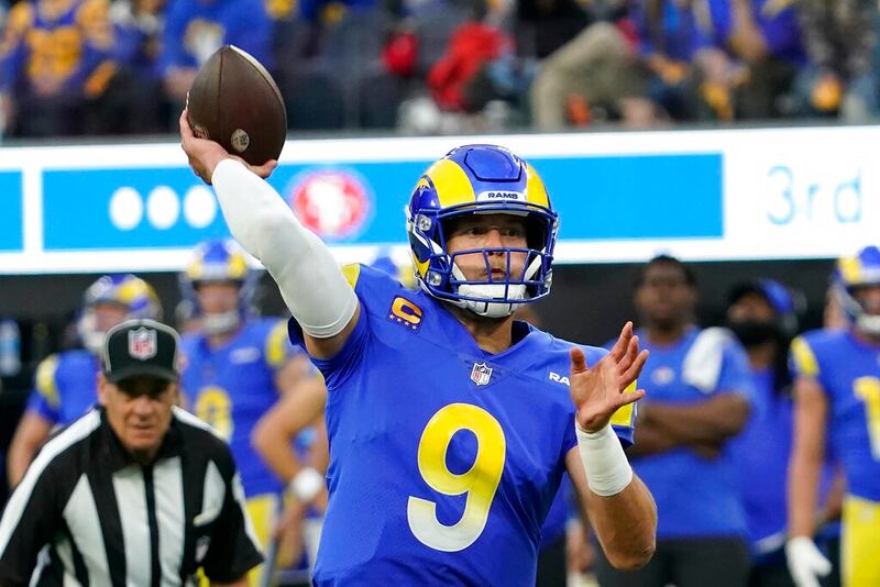 Matt Stafford, quarterback de los Rams de Los Ángeles, lanza en la primera mitad del encuentro del domingo 30 de enero de 2022, ante los 49ers de San Francisco.