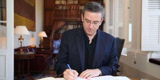 Legisladores discutirán con AGP tardanza para firmar la "crudita"