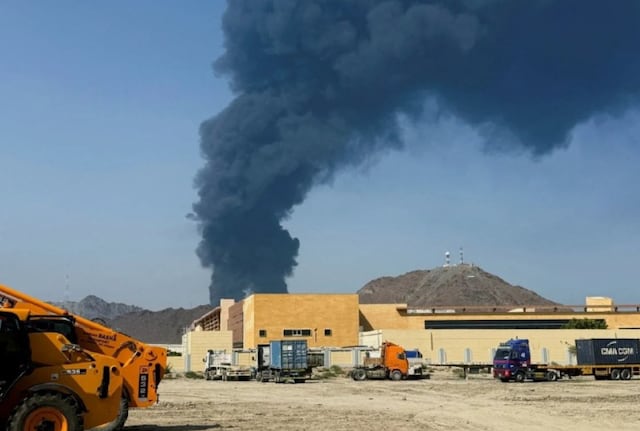 Dron de Irán provoca un gran incendio en instalaciones petroleras de Fuyaira pese al alto el fuego