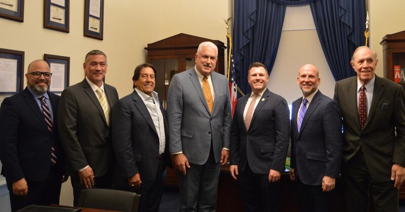 En febrero de este año, Laboy Rivera, extrema izquierda, estuvo con el presidente del Senado, al centro, en la oficina del congresista Ryan Mackenzie, tercero desde la derecha, en Washington DC para tratar temas relacionados a Puerto Rico.
Foto suministrada