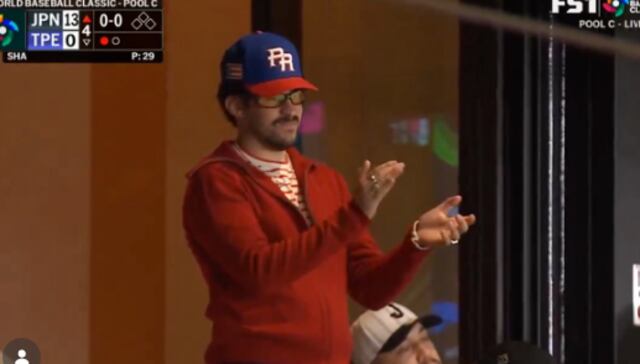 Captan a Bad Bunny en juego del Clásico Mundial de Béisbol en Tokio