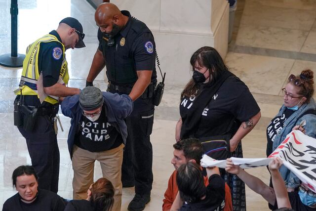 Arrestan a más de 300 manifestantes en el Capitolio de Washington